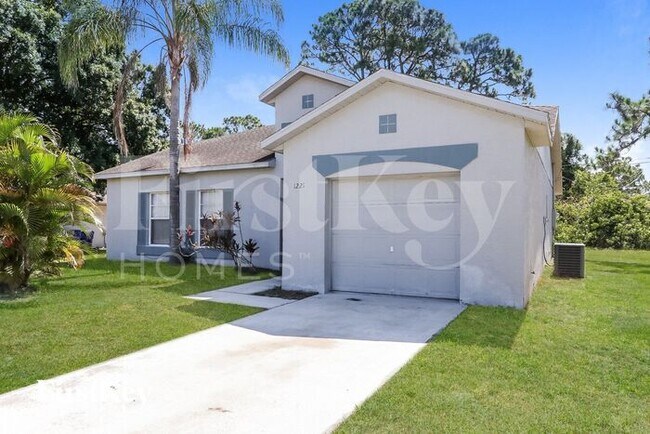 1221 Schumann Dr in Sebastian, FL - Building Photo - Building Photo