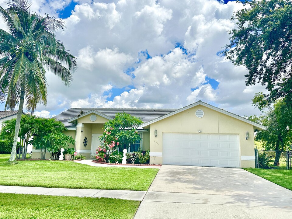 10591 Paso Fino Dr in Wellington, FL - Building Photo