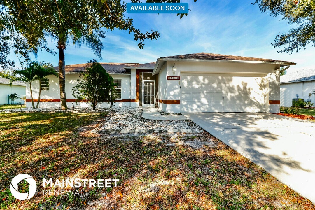 15619 Sunny Crest Ln in Ft. Myers, FL - Building Photo