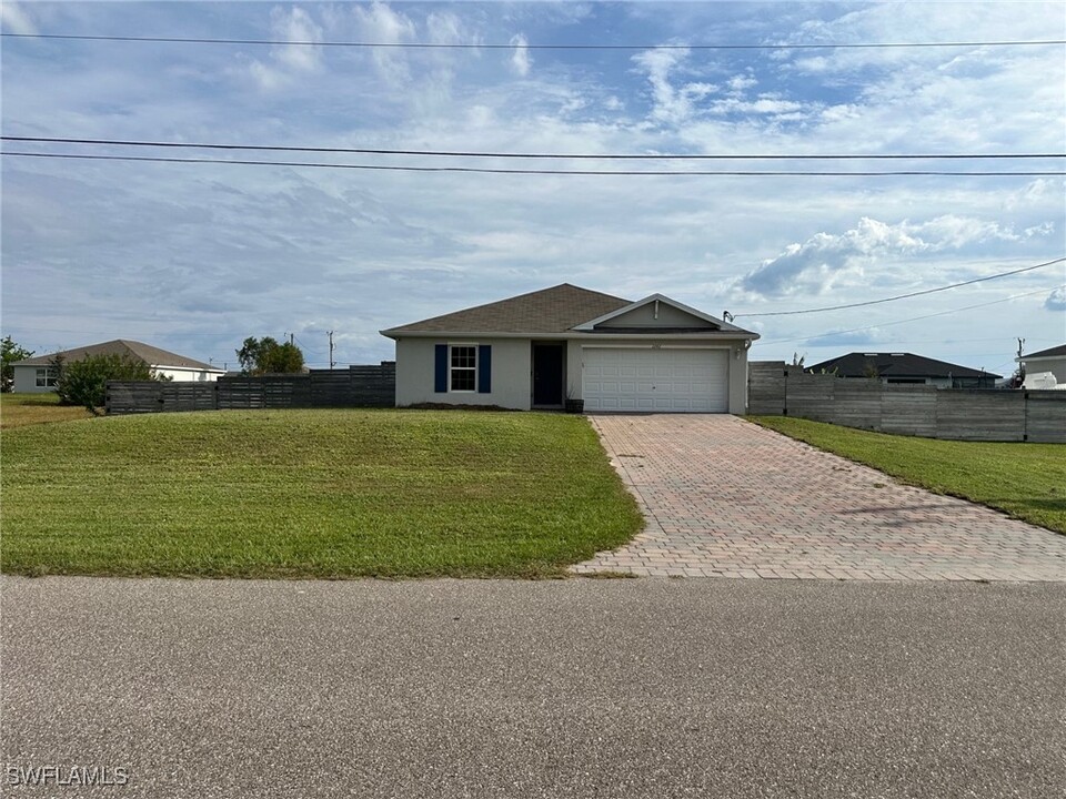 1242 NE 41st Terrace in Cape Coral, FL - Building Photo