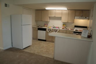 Colonial Square in Atlanta, GA - Building Photo - Building Photo