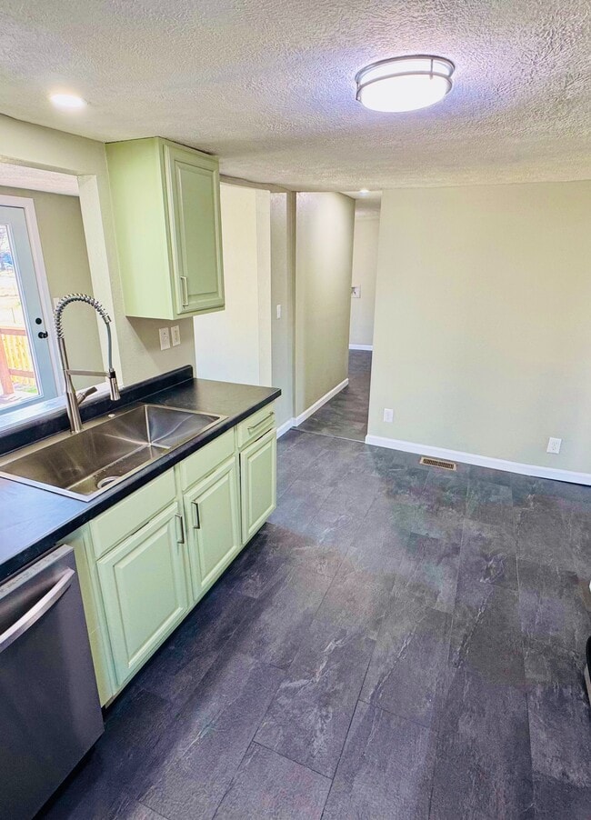 property at 1324 W Walnut St