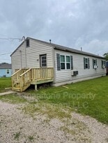 8185 Center Dr in De Soto, KS - Building Photo