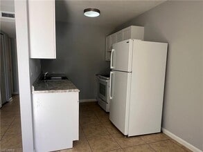 4601 Bayshore Dr in Naples, FL - Foto de edificio - Building Photo