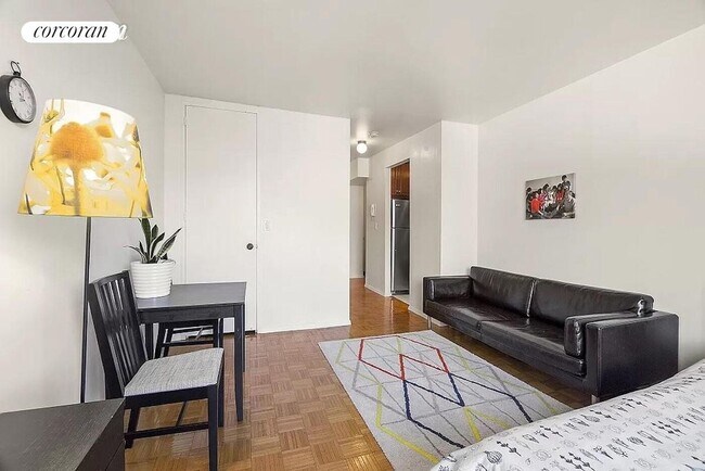 393 W 49th St in New York, NY - Building Photo - Building Photo