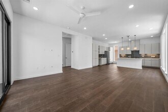 6821 Wolfcreek Pass in Austin, TX - Building Photo - Building Photo
