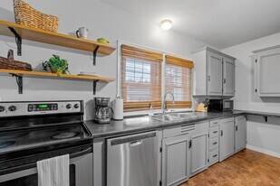 989 Union St in Manchester, NH - Building Photo