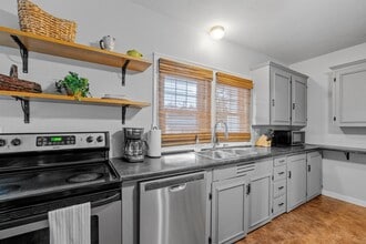 989 Union St in Manchester, NH - Building Photo - Building Photo