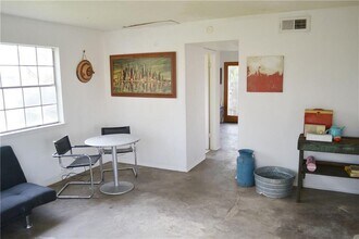 6900 Manor Rd in Austin, TX - Building Photo - Building Photo