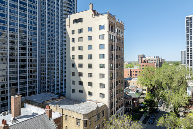 Junior Tower Apartments in Chicago, IL - Foto de edificio - Building Photo