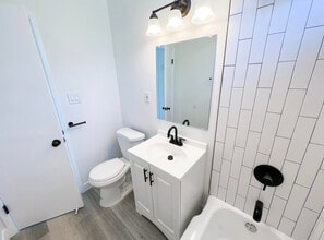 15301 Eastwood Ave in Lawndale, CA - Foto de edificio - Building Photo