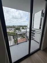 226 SE 3rd St, Unit B7 in Dania Beach, FL - Foto de edificio - Building Photo