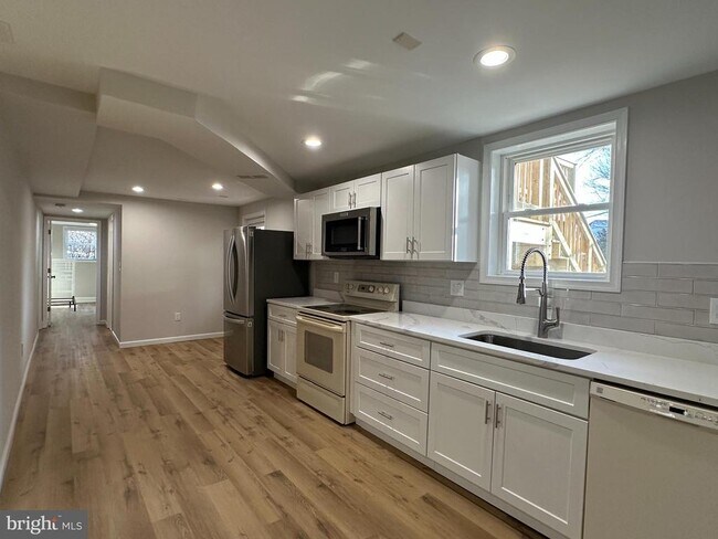 6731 Crest Pl in Falls Church, VA - Building Photo - Building Photo