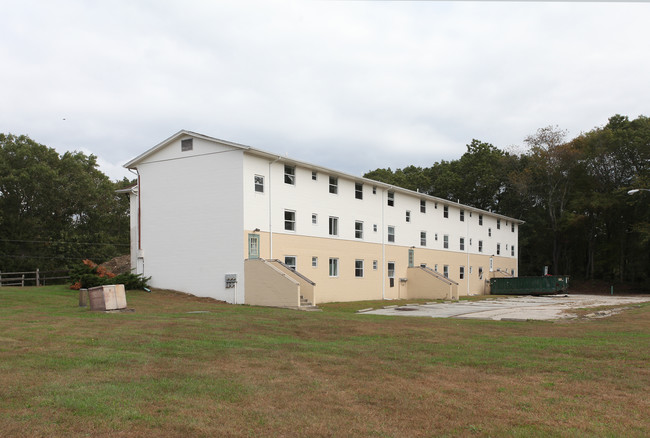 Pond View Apartments in Plainfield, CT - Foto de edificio - Building Photo