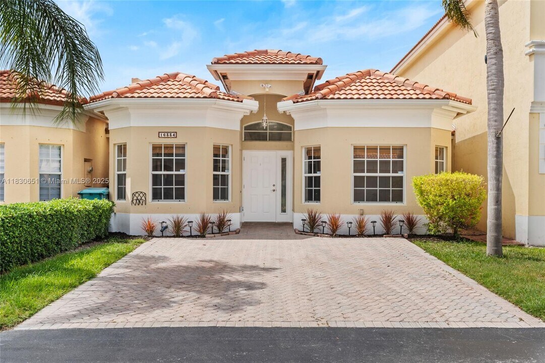 16334 SW 103rd St in Miami, FL - Building Photo