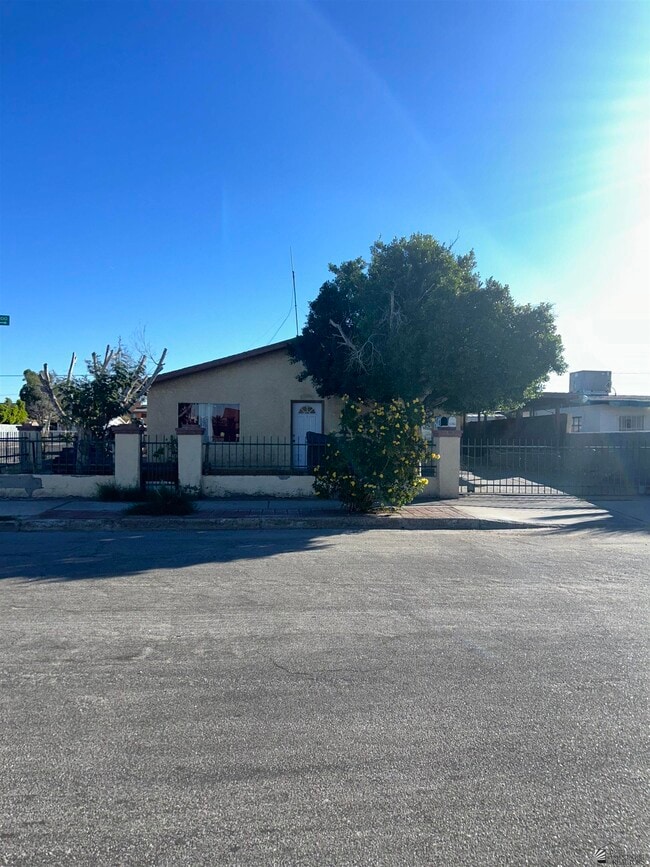 property at 2203 S Maple Ave