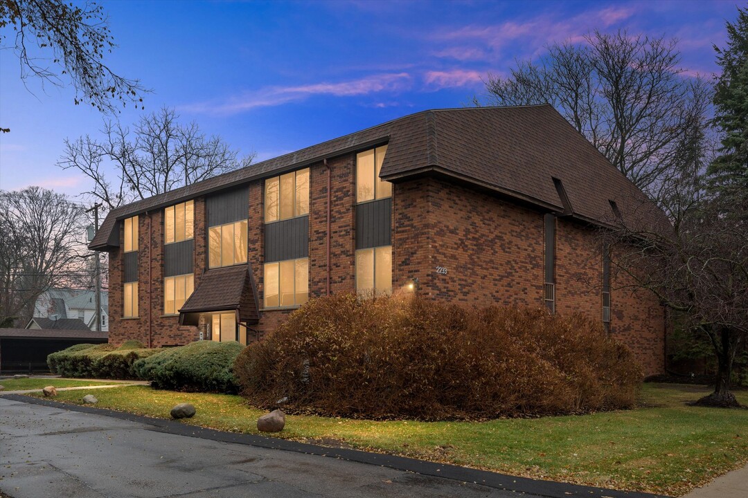 Maplecrest Apartments - Birmingham Apartments in Birmingham, MI - Building Photo