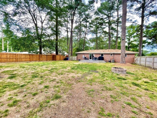 5601 Sedgemoor Rd in Virginia Beach, VA - Building Photo - Building Photo