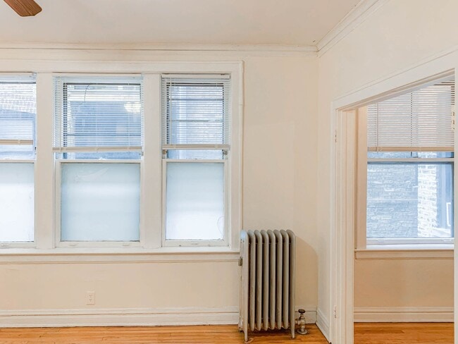 521 W Surf St, Unit 102 in Chicago, IL - Foto de edificio - Building Photo