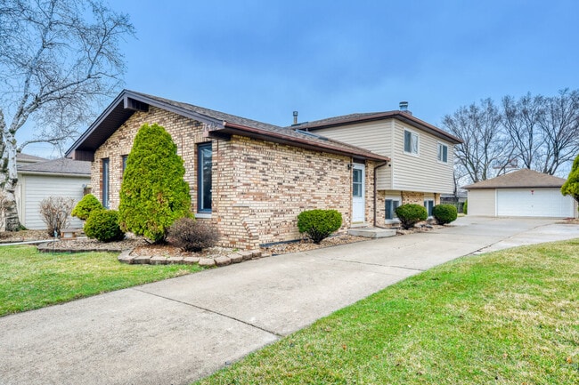 property at 7642 W 92nd Pl