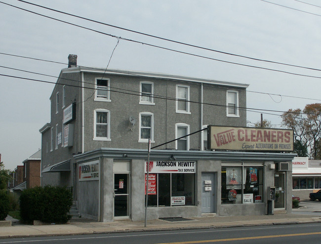 5925 - 5927 Ridge Ave in Philadelphia, PA - Foto de edificio - Building Photo