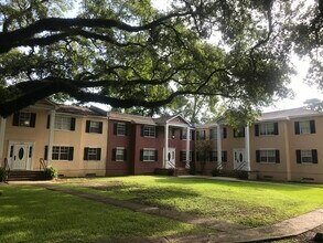 Les Chenes in Baton Rouge, LA - Foto de edificio - Building Photo