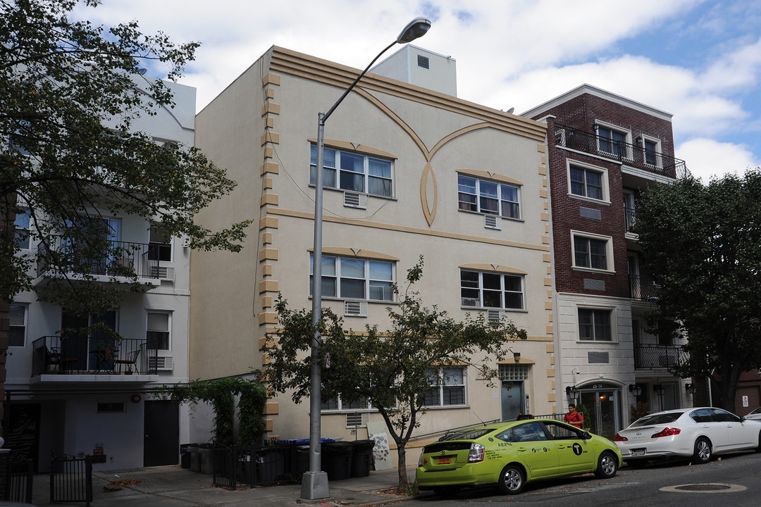 25-40 37th St in Long Island City, NY - Building Photo