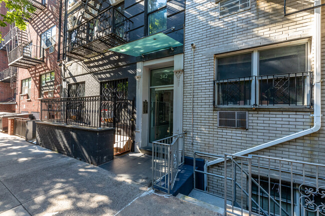 342 E 85th St in New York, NY - Foto de edificio - Building Photo