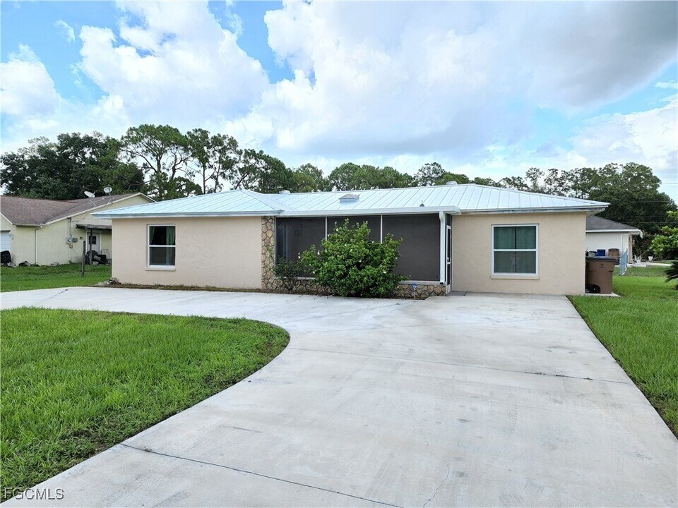 100 Roosevelt Ave in Lehigh Acres, FL - Building Photo