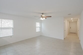 1149 Crestview Dr in Hutchins, TX - Foto de edificio - Building Photo