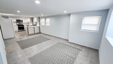 6751 S Campbell Ave in Chicago, IL - Building Photo - Building Photo