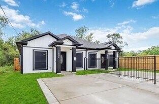 7803 Jester St in Houston, TX - Building Photo