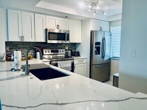 3000 Presidential Way in West Palm Beach, FL - Foto de edificio - Building Photo