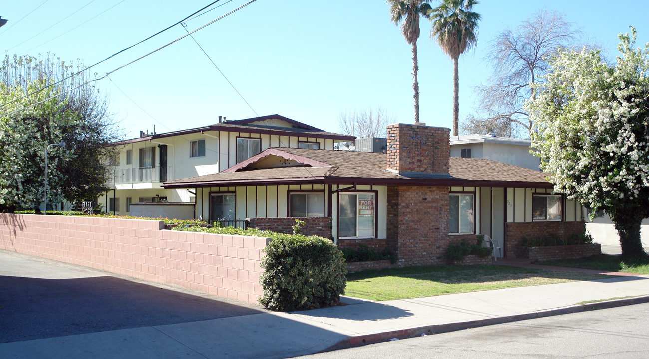 529 W 25th St in San Bernardino, CA - Foto de edificio