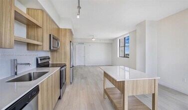 555 NE 8th St, Unit 2202 in Fort Lauderdale, FL - Foto de edificio - Building Photo