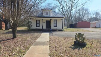 713 W Washington St in Athens, AL - Building Photo