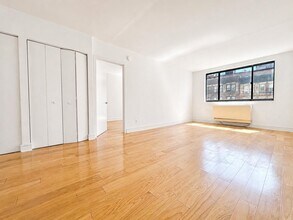 323 W 96th St, Unit 511 in New York, NY - Building Photo - Building Photo