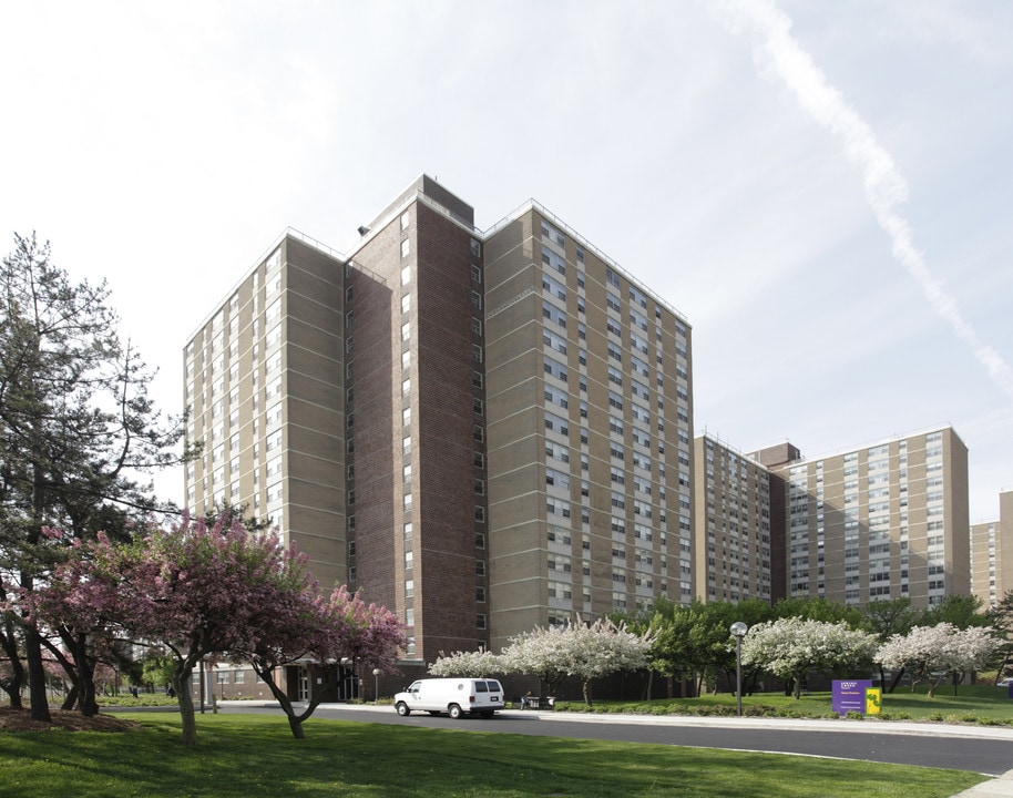 Spring Creek Towers in Brooklyn, NY - Foto de edificio