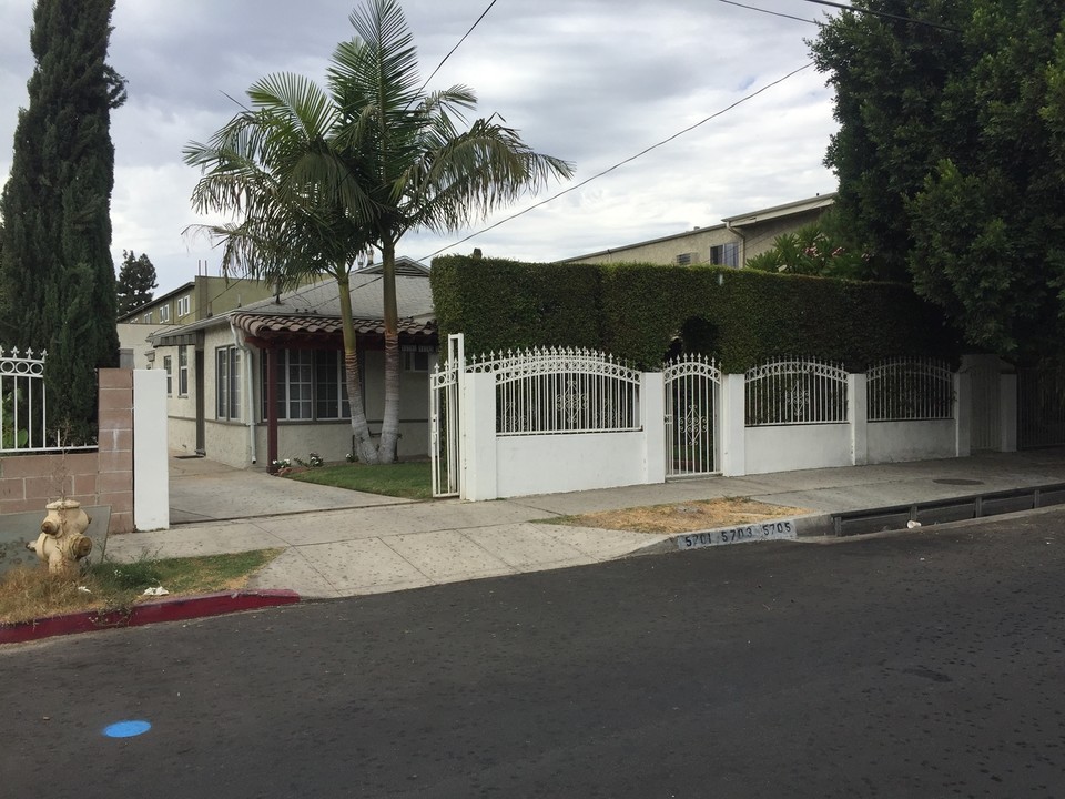 5701 Fulcher Ave in North Hollywood, CA - Foto de edificio