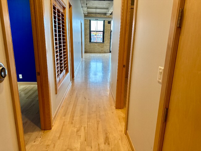 239 E Chicago St in Milwaukee, WI - Building Photo - Building Photo