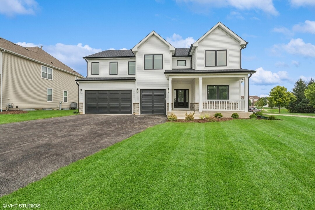 2148 Bartram Rd in North Aurora, IL - Building Photo