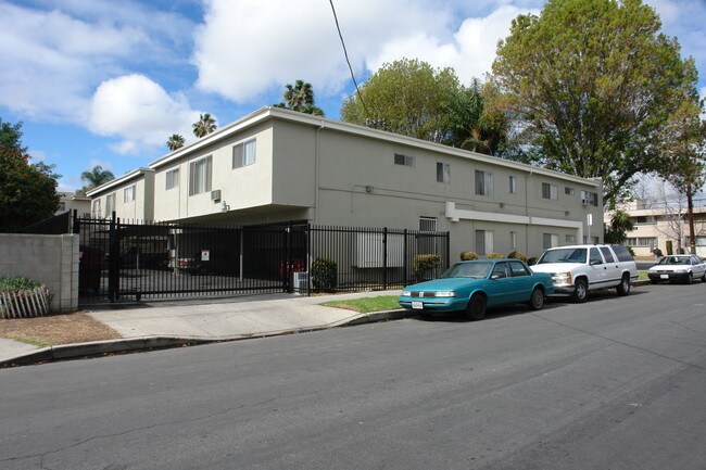 15404 Vanowen St in Van Nuys, CA - Building Photo - Building Photo