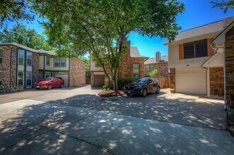 300 Stoneledge Dr in Irving, TX - Building Photo - Building Photo