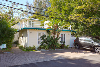 Treasure Island Beach Estate in Treasure Island, FL - Building Photo - Building Photo