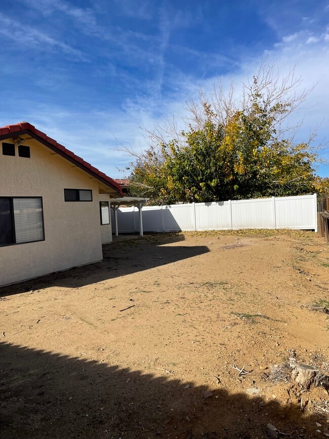 37108 La Contempo Ave in Palmdale, CA - Foto de edificio - Building Photo