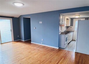 93 Grand View Dr in Warwick, RI - Foto de edificio - Building Photo