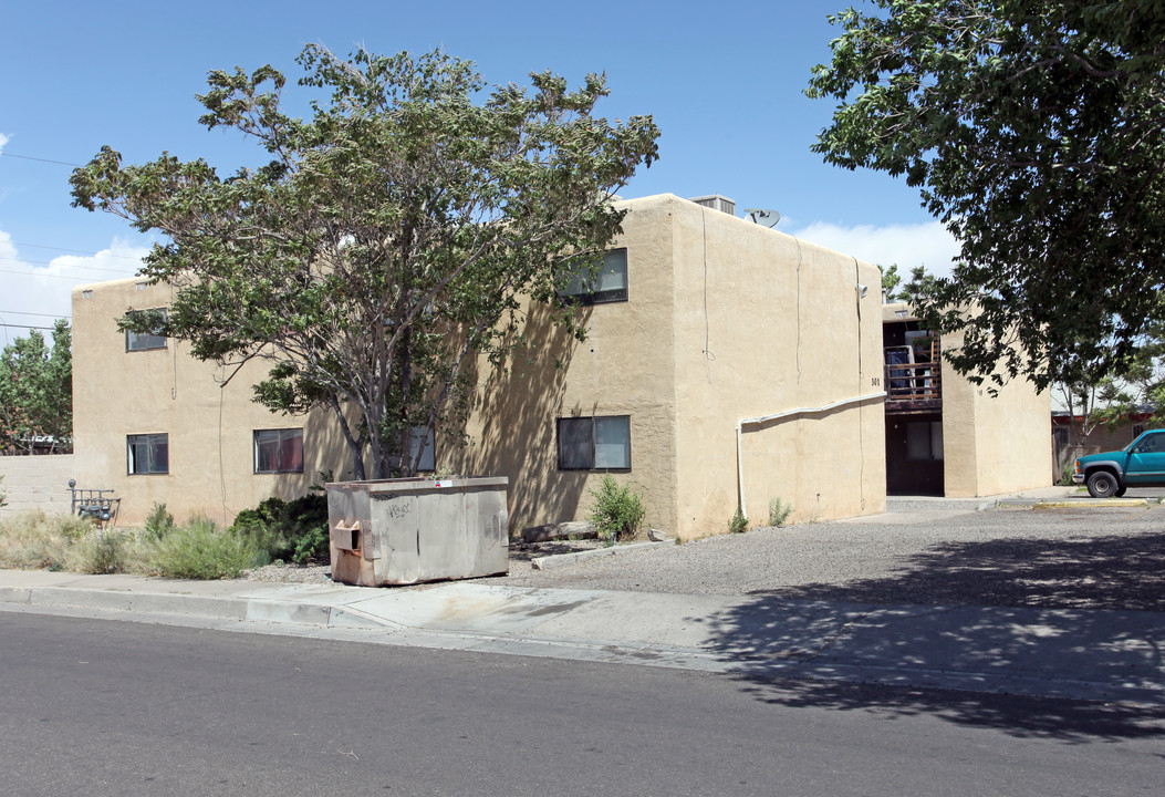 301-305 Grove St NE in Albuquerque, NM - Building Photo