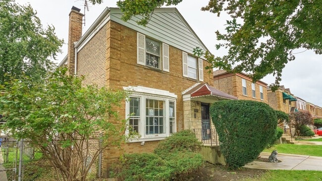 property at 7609 S Hoyne Ave