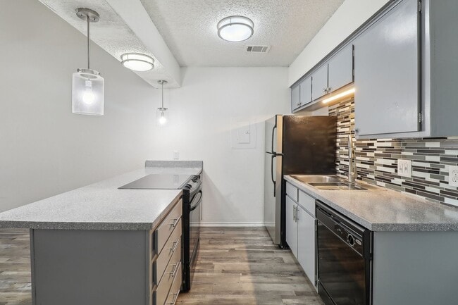 Hampton Townhomes in Crowley, TX - Foto de edificio - Building Photo