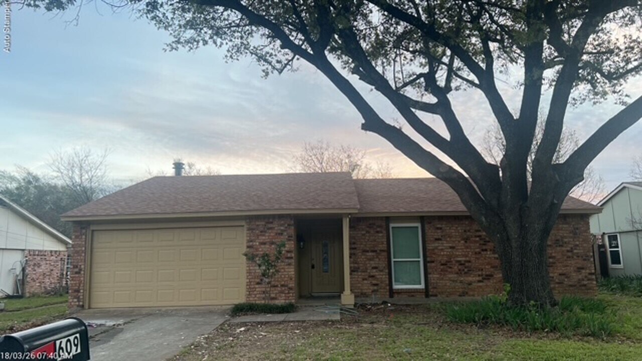 609 Live Oak Dr in Mansfield, TX - Foto de edificio